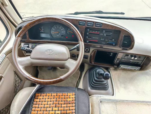 23 Sitze belegter Bus mit versiegelten Fenstern, Schaltgetriebe