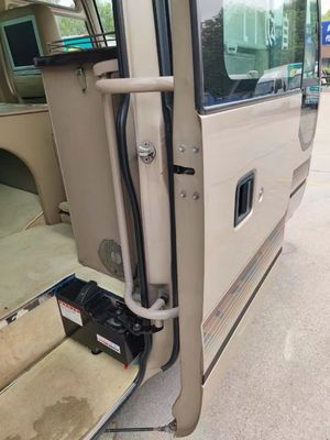 23 Sitze belegter Bus mit versiegelten Fenstern, Schaltgetriebe