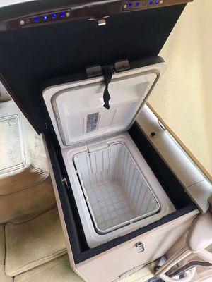 23 Sitze belegter Bus mit versiegelten Fenstern, Schaltgetriebe