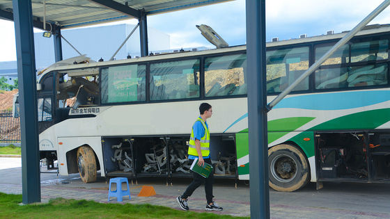 23 Sitze belegter Bus mit versiegelten Fenstern, Schaltgetriebe