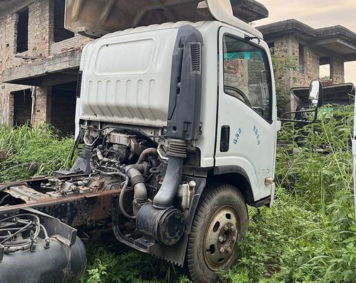 Gebrauchtwagen Isuzu ELF 600p Lastwagen 4KH1 Dieselmotor und weiße Karosserie