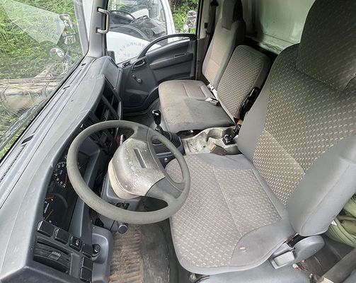 Gebrauchtwagen Isuzu ELF 600p Lastwagen 4KH1 Dieselmotor und weiße Karosserie