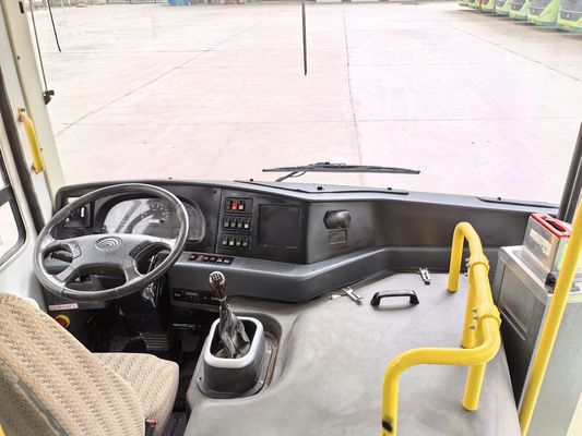 Ein gebrauchter 8-Meter-Dieselbus mit Linkslenkung und grüner Farbe