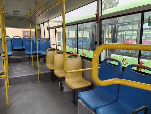 Ein gebrauchter 8-Meter-Dieselbus mit Linkslenkung und grüner Farbe